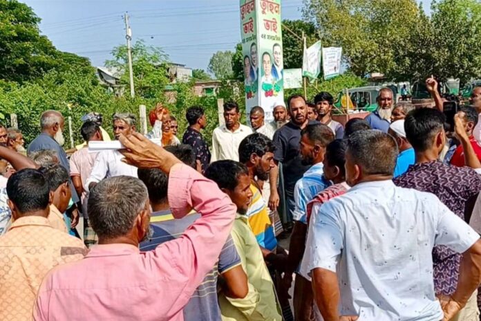 1762341899-ec20e665cb13e25df023c22ebc11909f পাবনার ভাঙ্গুড়ায় সার সংকটে বিপাকে কৃষক, রাস্তায় বিক্ষোভ