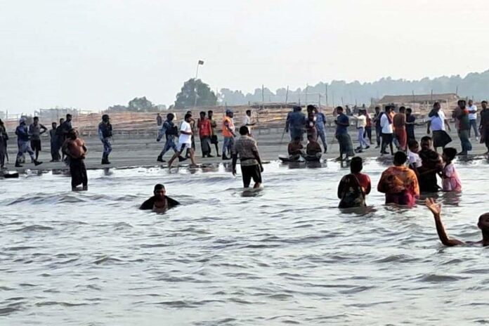 1762343978-58814ba7c9b815a14bca017331cfed50 পুণ্যস্নানের মধ্য দিয়ে দুবলার চরে শেষ হলো ঐতিহ্যবাহী রাস উৎসব