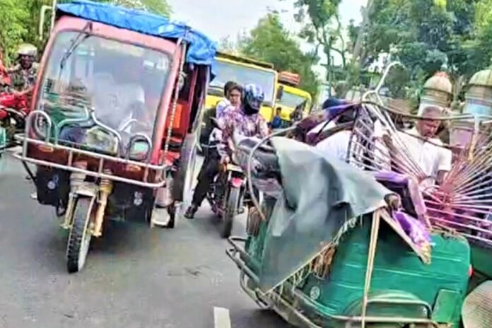 1762346342-466d244be971477f14b1430cda526d1d দাঁড়িয়ে থাকা ট্রাকে অটোরিকশার ধাক্কা, প্রাণ গেল নারীর