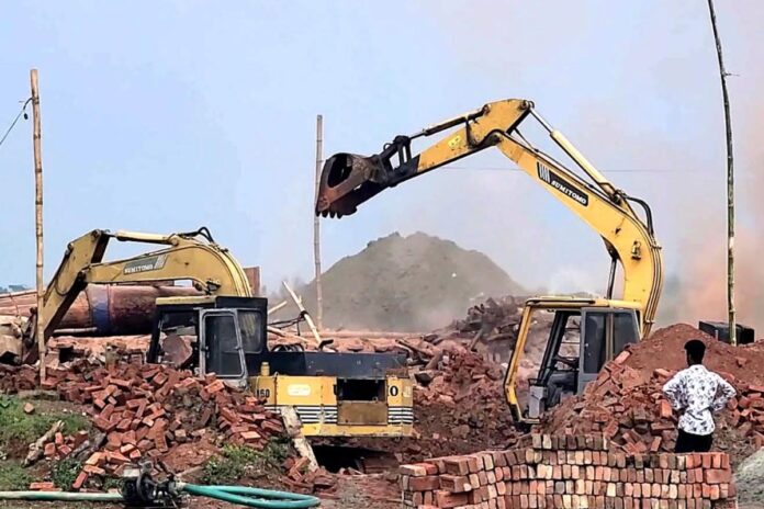 1762428762-9314e7ab9ff249ec1a304b081a617d3b রামগতিতে অভিযানে দু’টি অবৈধ ইটভাটা গুঁড়িয়ে দিল প্রশাসন