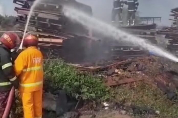 1762431302-0703dcac4dd83f3dec51fb20450019df রূপপুর পারমাণবিক বিদ্যুৎকেন্দ্রে পরিত্যক্ত কাঠের স্তূপে আগুন