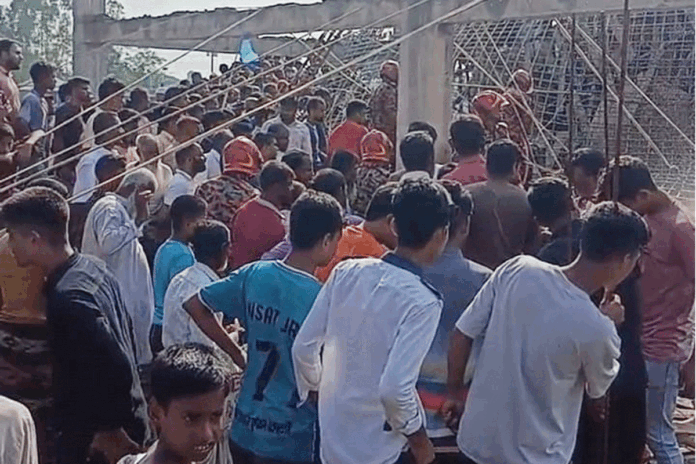 বীরগঞ্জে নির্মাণাধীন ভবনের ছাদ ধসে শ্রমিক আহত