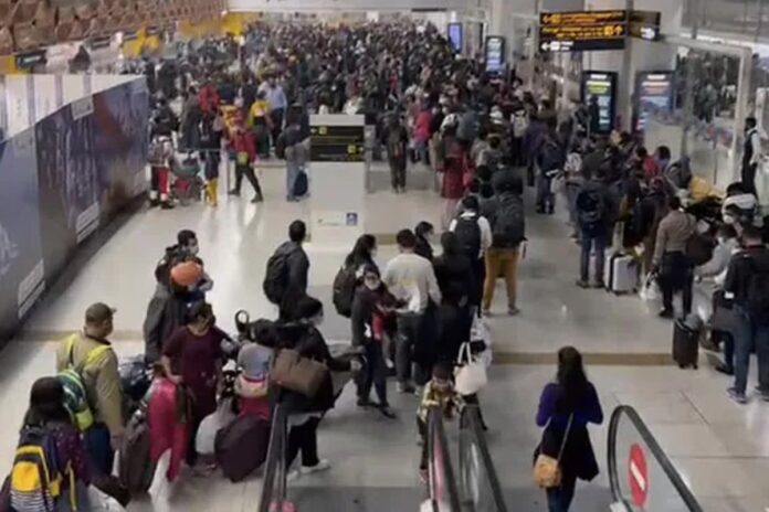 1762506866-309ef3e4474d0066feb98f0e5340b367 দিল্লিতে শতাধিক ফ্লাইট বিলম্ব, দুর্ভোগ চরমে