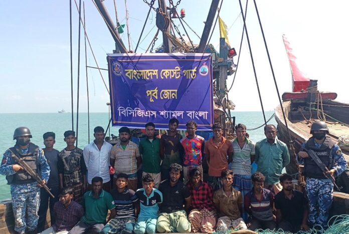 সেন্টমার্টিনে ১৯ জেলে আটক