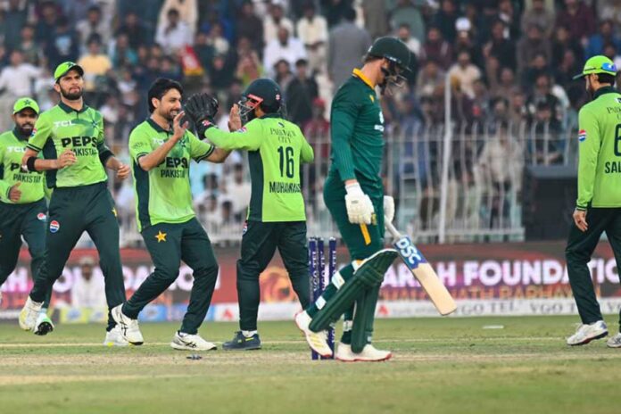 1762616624-e4fb2ff57d5c2ac0ef6330c52414835d ৩৭ রানে ৮ উইকেট হারিয়ে সিরিজ হারল দক্ষিণ আফ্রিকা