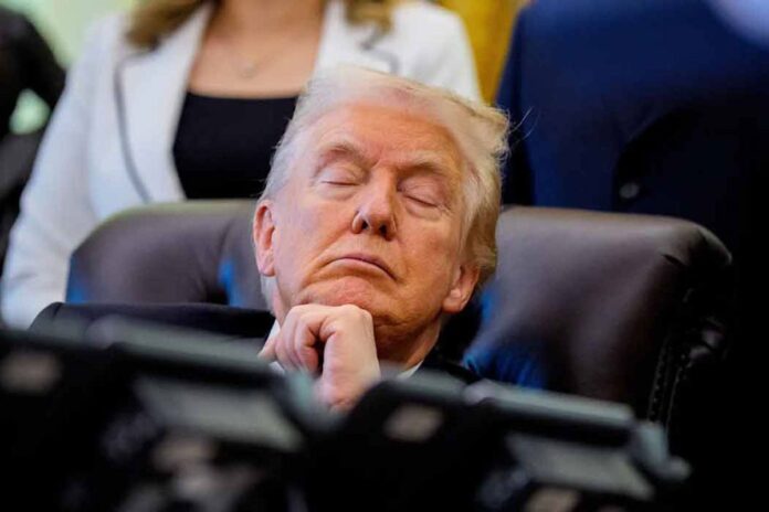 ট্রাম্পের চোখ বন্ধ ছবি ঘিরে বিতর্ক, যা বলছে হোয়াইট হাউস