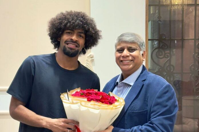 ঢাকায় পৌঁছেছেন হামজা চৌধুরি