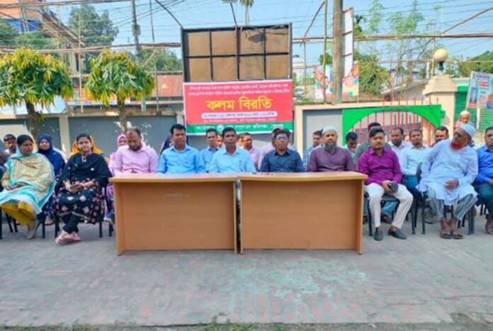 1762851453-97c1616645209fd7786980be43f30e5f শেরপুরে কৃষি কর্মকর্তাকে মারধরের ঘটনায় কলমবিরতি