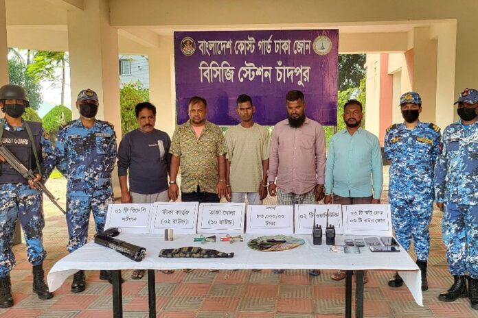 চাঁদপুরে অস্ত্রসহ ৫ ডাকাত আটক
