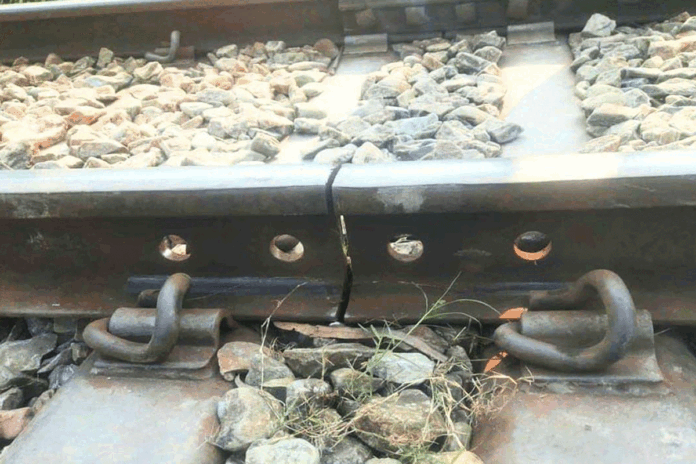 1763033494-40af9ca5d4af4f53bc05e0396f2436f0 বগুড়ায় রেললাইনের ফিশপ্লেট খুলে নাশকতার চেষ্টা