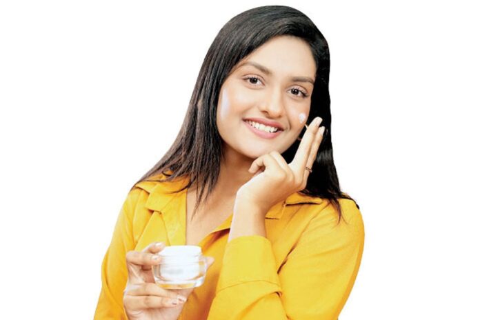 1763100605-91ab800b396631299593403381c31d48 খসখসে রুক্ষ ত্বক? ঘরেই বানিয়ে নিন ৩ ধরনের প্রাকৃতিক ক্রিম