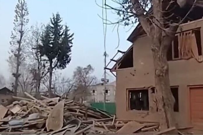 গুঁড়িয়ে দেওয়া হল উমরের পুলওয়ামার বাড়ি