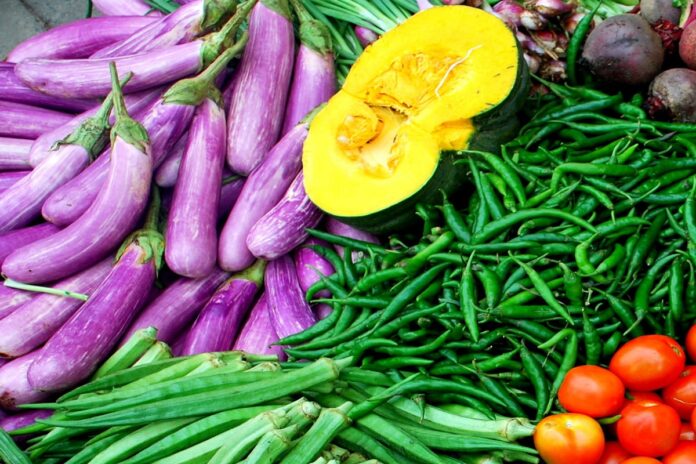 1763114473-156005c5baf40ff51a327f1c34f2975b সবজির দাম চড়া, বেগুন-করল্লার সেঞ্চুরি