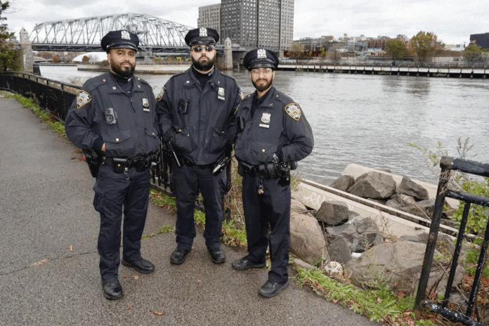 1763123389-fee4e47f3e4c529b1f2c751035a4492c নিউইয়র্কে নদীতে ঝাঁপ দেওয়া তরুণীকে বাঁচানো তিন পুলিশ অফিসারের একজন বাংলাদেশি