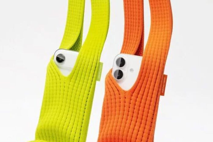 1763192542-59f0eee3860b6f414f1a99c4cbc455e7 অ্যাপলের ‘আইফোন পকেট’: মোজার মতো একখানা পণ্যের দাম ২২৯ ডলার!