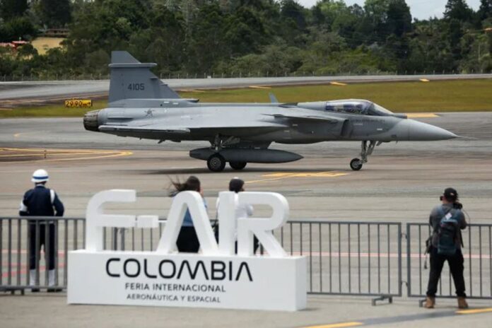 1763193483-833058c316e34cb1fcd07d5dfa736189 সুইডিশ যুদ্ধবিমান কিনতে ৪.৩ বিলিয়ন ডলারের চুক্তি কলম্বিয়ার