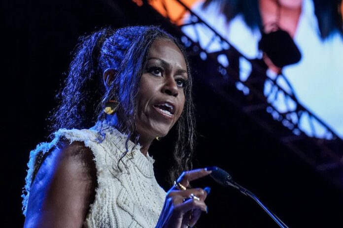 1763210775-ded72811cdb133d2066371299228e77e আমেরিকানরা এখনো নারী নেতৃত্বে প্রস্তুত নয়: মিশেল ওবামা