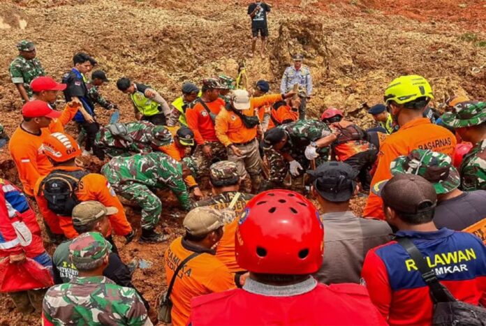 1763217649-b96d703df87ed80a84bf5fae4d1cd92b ইন্দোনেশিয়ায় ভূমিধসে ১১ জনের প্রাণহানি, নিখোঁজ ১২