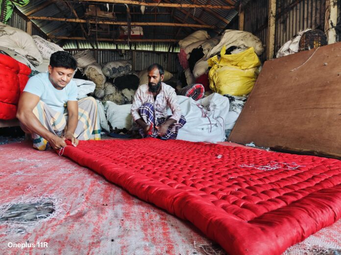 1763218005-6f7944088873a605e722e9cf96ff4ef2 সিংড়ায় শীতের আগমনে লেপ–তোষকের দোকানে ভিড়