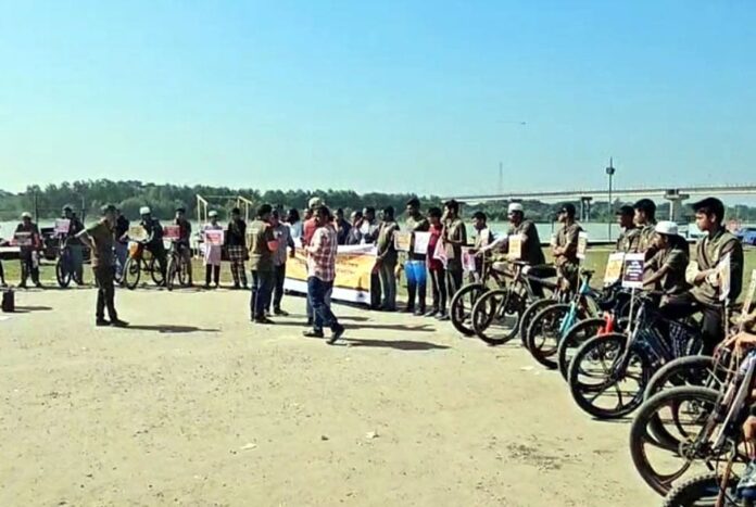 কলাপাড়ায় জলবায়ু ন্যায়বিচারের দাবিতে সাইকেল র‍্যালি