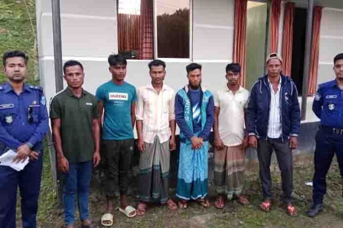 1763221255-ca538c343179bf0fbdfab6cd10469afd বান্দরবানে চেকপোস্টে ধরা পড়ল ৬ রোহিঙ্গা