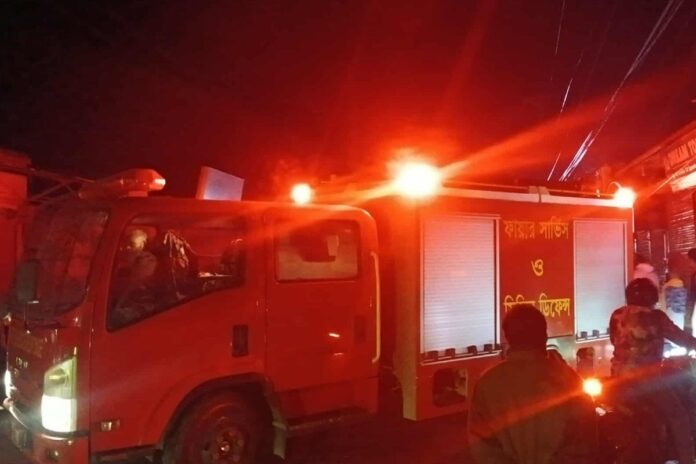 1763233154-f948576a120b0829af77a90c38cf8c4d পাকুন্দিয়ায় আগুনে পুড়ল চার দোকান