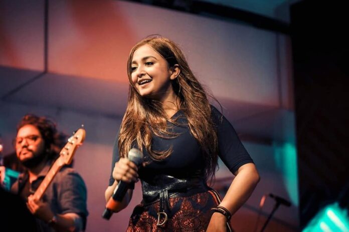 আড়াল ভেঙে ‌‘সুসংবাদ’ দিলেন মোনালি