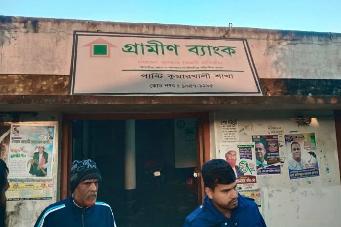 কুমারখালীতে গ্রামীণ ব্যাংকে পেট্রল ঢেলে আগুন দিল দুর্বৃত্তরা