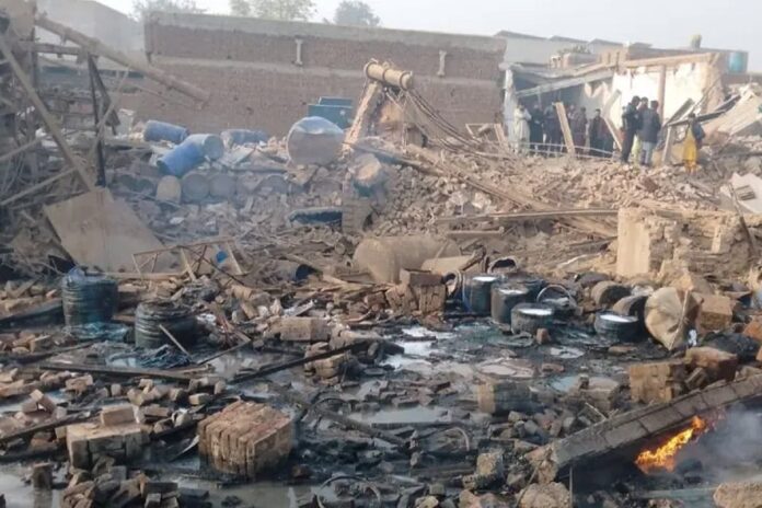 1763708225-0e09927aea5aefe34f683c2304df7606 ফয়সালাবাদে ভয়াবহ বিস্ফোরণে নিহত ১৬