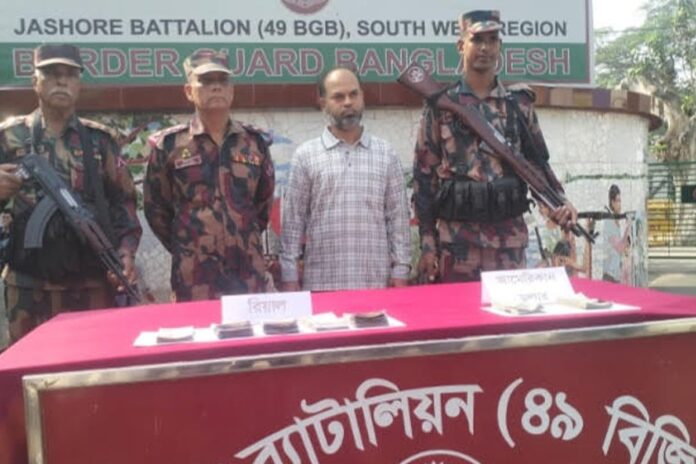 1763737215-62bf1edb36141f114521ec4bb4175579 বেনাপোলে সৌদি রিয়াল ও ডলারসহ এক যাত্রী আটক