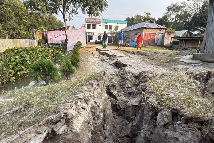 লন্ডভন্ড উৎপত্তিস্থল : ভূমিকম্পের আতঙ্ক কাটেনি নরসিংদীবাসীর