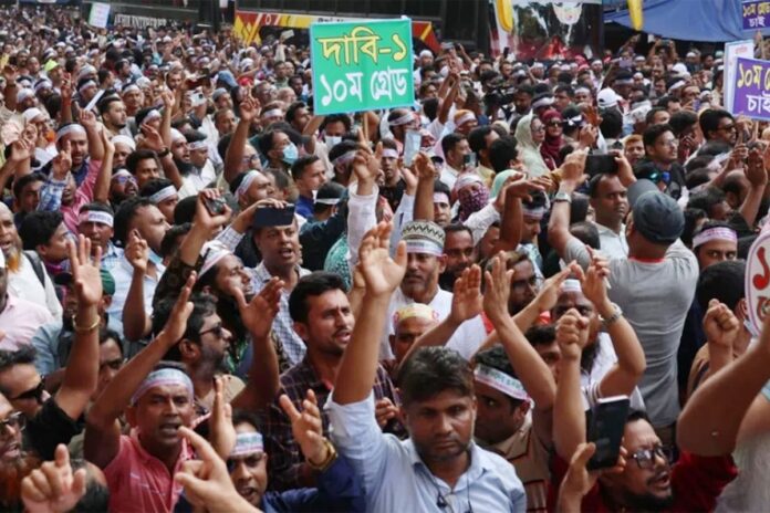 প্রাথমিক বিদ্যালয়ের শিক্ষকদের টানা কর্মবিরতি চলছে