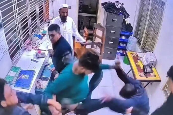 1764480403-3571adc2900d18ca7bbb29ffef49e706 মাদারীপুরে চীন মৈত্রী সেতুর টোল অফিসে হামলা, আহত ৩