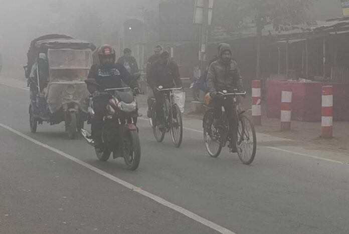 1764484704-6f2c6d5db8278dcf7689d97994550f64 ঘন কুয়াশার সঙ্গে হিমেল হাওয়া, কুড়িগ্রামে শীতের আগমন স্পষ্ট