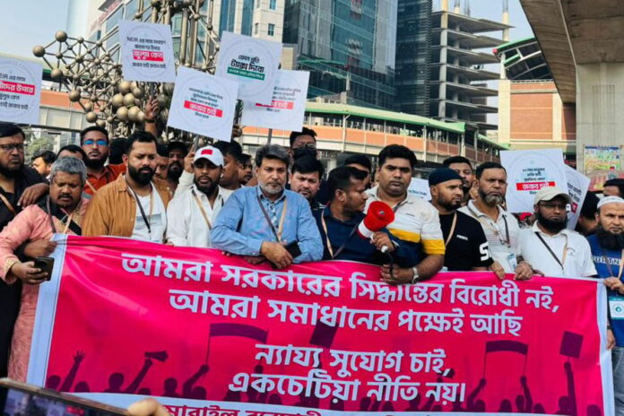 1764488181-c4a337ae4923440810d5da54a7379b2f “২০ লাখ পরিবার ঝুঁকিতে”: এনইআইআর বাস্তবায়নের প্রতিবাদে মোবাইল ব্যবসায়ীরা