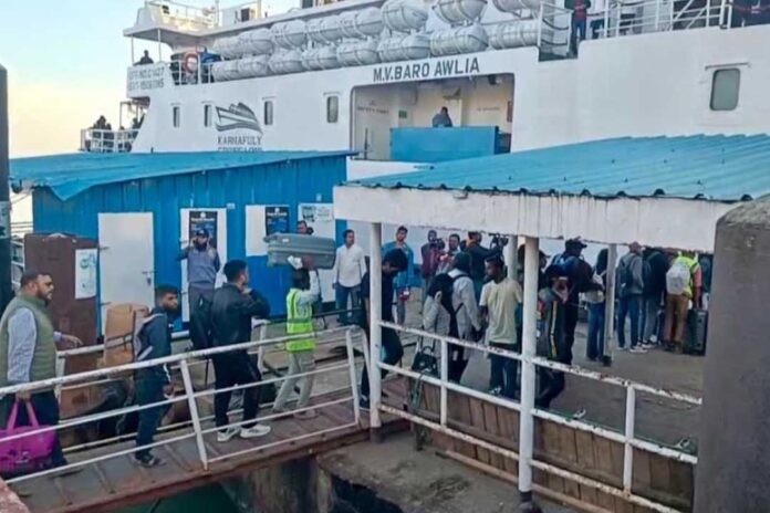 1764556848-7151184986aed9f8f418938930271d37 ১২শ পর্যটক নিয়ে কক্সবাজার থেকে সেন্টমার্টিনের পথে তিন জাহাজ