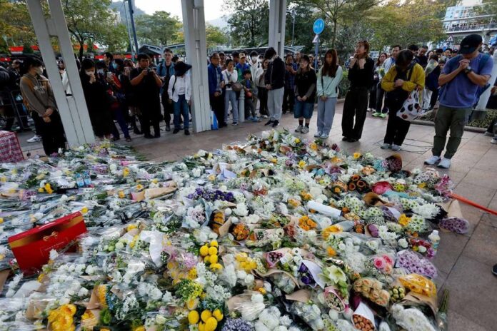 1764557356-a99d898877636bedde47528653170ac0 হংকংয়ে অগ্নিকাণ্ডে নিহতদের স্মরণে মানুষের ঢল, বিক্ষোভে চীনের সতর্কতা