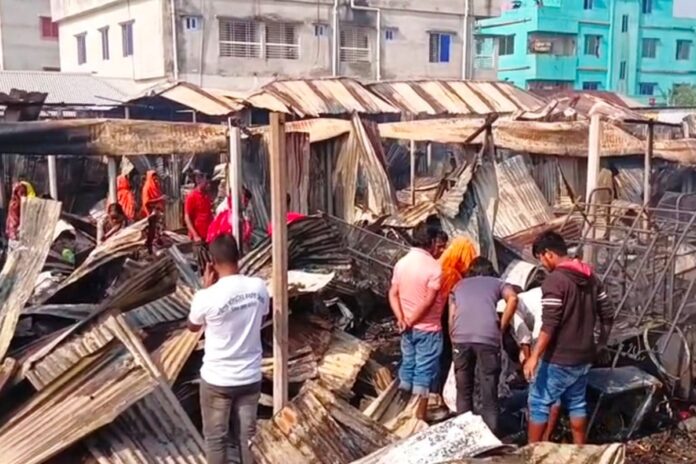 1764580252-be0686ca62cd4c41bffd8228738672f0 গাজীপুরে তিন স্থানে অগ্নিকাণ্ড, পুড়ল গুদাম-বসতবাড়ি