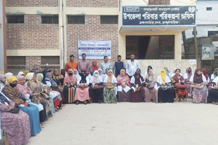 1764668121-fee4e47f3e4c529b1f2c751035a4492c ব্রাহ্মণবাড়িয়ায় পরিবার কল্যাণ কর্মীদের কর্মবিরতি ও অবস্থান কর্মসূচি