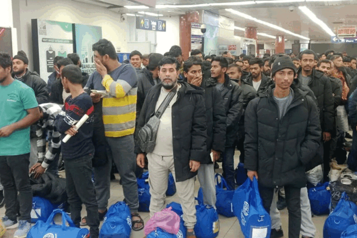 লিবিয়া থেকে ফিরলো ৩১০ বাংলাদেশি