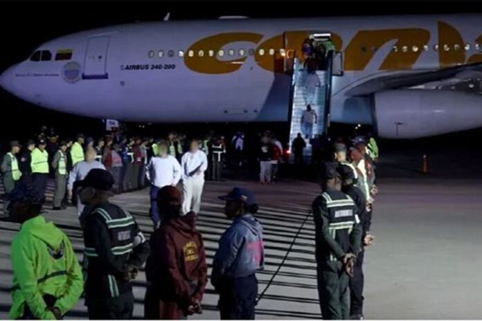 1764998126-99bd47d75dbd839e7a8607794692c817 ১৭২ জন অভিবাসী নিয়ে মার্কিন প্রত্যাবাসন ফ্লাইট কারাকাসে পৌঁছেছে