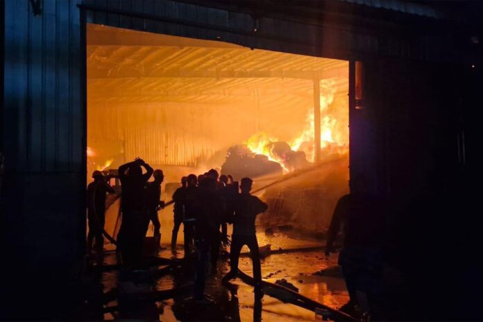 1765058289-324b230694b4bd7c5273881aa499c610 নরসিংদীতে তুলার গোডাউনে ভয়াবহ আগুন