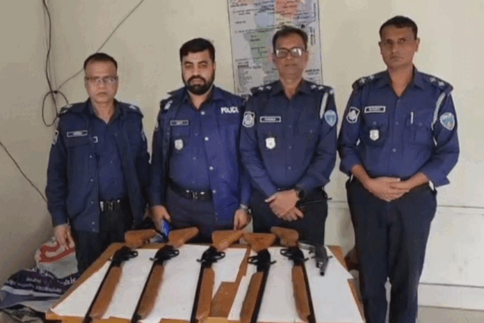 1765093936-076d46a141012cb9dfaf5dd31340e277 বেগমগঞ্জে কবরস্থান থেকে ছয়টি আগ্নেয়াস্ত্র উদ্ধার