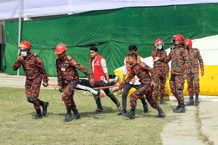 1765104471-fee4e47f3e4c529b1f2c751035a4492c বরিশালে সেনাবাহিনীর তত্ত্বাবধানে জেলা দুর্যোগ ব্যবস্থাপনার মহড়া