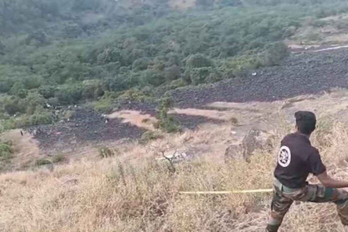 ভারতের মহারাষ্ট্রে ৬০০ ফুট খাদে গাড়ি পড়ে সকল যাত্রীর মৃত্যু