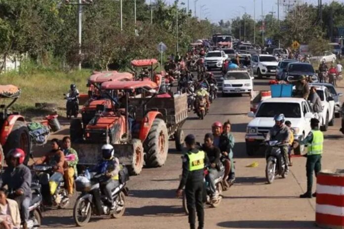 থাইল্যান্ড-কম্বোডিয়া সীমান্তে সংঘাত, পালিয়ে যাচ্ছে হাজারো মানুষ