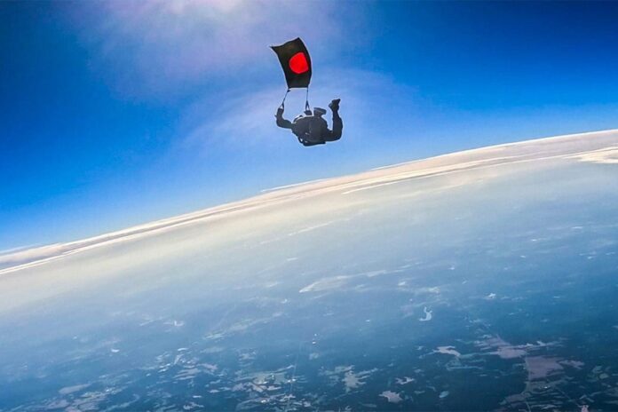 1765204663-1a113cf7ab761c30da3d16e2cce13e52 বিজয় দিবসে সর্বাধিক পতাকা হাতে প্যারাস্যুটিং, বিশ্বরেকর্ড গড়ার প্রত্যয় বাংলাদেশের