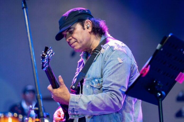 1765256119-6c1bc534dc1def4881d34070c00db28a গান গাইতে গাইতেই স্টেজে পড়ে গেলেন গায়ক