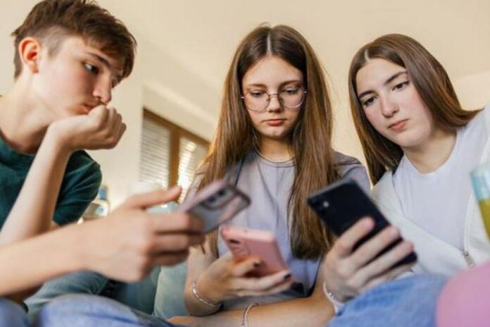 1765337121-4b51ac25972e36acff838c36acef4443 অস্ট্রেলিয়ায় কিশোরদের সোশ্যাল মিডিয়া ব্যবহারে নিষেধাজ্ঞা কার্যকর