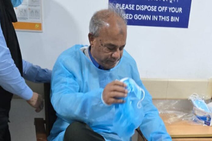 খালেদা জিয়াকে দেখতে এভারকেয়ারে স্বরাষ্ট্র উপদেষ্টা